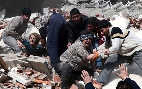 4. Đội cứu hộ đang kéo những người may mắn sống sót ra khỏi đống đổ nát tại một ngôi làng gần tỉnh Van (Thổ Nhĩ Kỳ ) sau trận động đất đêm 23/10. (Ảnh: Reuters).